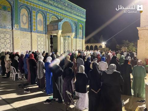 صلاة العشاء في صحن قبة الصخرة بالمسجد الأقصى المبارك.jpg