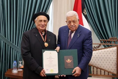 الرئيس يقلد المونسنيور مانويل مسلم نجمة القدس.JPG