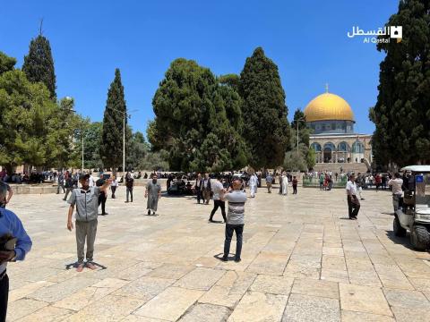 توافد الأهالي للمسجد الأقصى استعداداً لأداء صلاة الجمعة.jpg