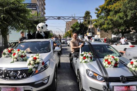 احتفالات الناجحين بالتوجيهي في الخليل.. (الفرنسية) 66.jpg