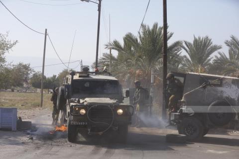 مواجهات بين الشبان وقوات الاحتلال عقب اقتحام المستوطنين منطقة عين السلطان.jpg
