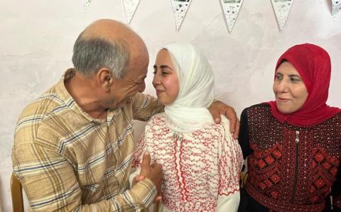 حنين المدهون تتحدى ظروفها الصعبة وتدخل الفرحة على عائلتها.jpg