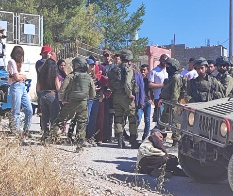 قوات الاحتلال لدى تدخلها لتوفير الحماية للمستوطنين اثناء اعتدائهم على المواطنين في مسافر يطا.jfif