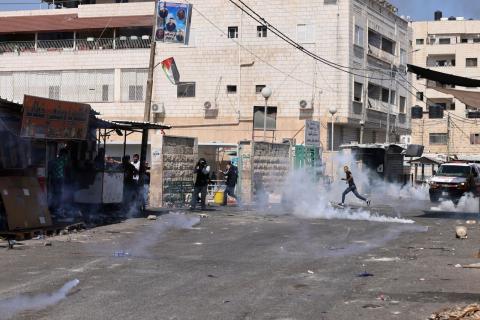 اطلاق قنابل الغاز بشوارع جنين ومحيط المستشفى الحكومي .. تصوير (الفرنسية) 4.jpg