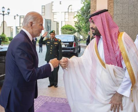 بايدن وبن سلمان في جدة، منتصف العام الماضي (Getty Images).jpg