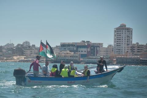 الجمعية الفلسطينية لهواة الصيد والرياضات البحرية تنظم يوماً ترفيهياً للنساء المعنفات وأطفالهن على شاطئ بحر غزة