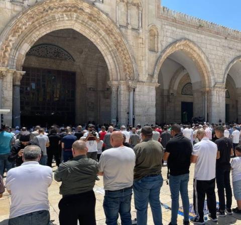 45 ألف مصلٍّ أدوا صلاة الجمعة في المسجد الأقصى المبارك اليوم.jpg