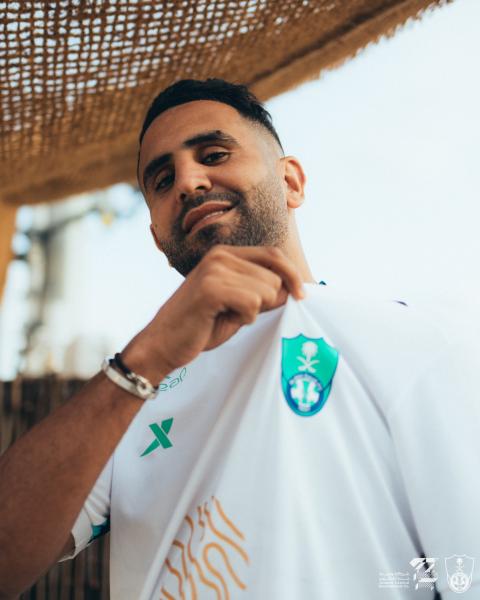 الأهلي السعودي يضم الجزائري رياض محرز من مانشستر سيتي.jpg