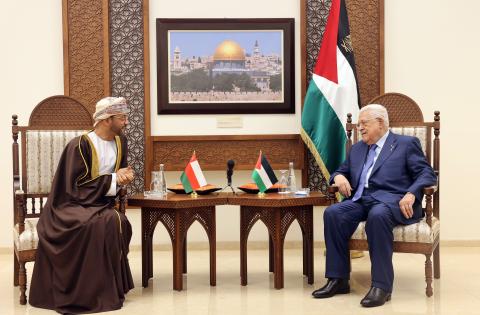 الرئيس محمود عباس خلال لقائه وزير خارجية سلطنة عُمان بدر بن حمد بن حمود البوسعيدي (تصوير- ثائر غنايم).jfif