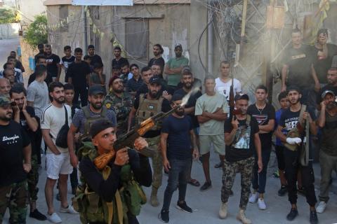 من جنازة أبو أشرف العرموشي القيادي في حركة فتح في مخيم الرشيدية، والذي اغتيل أمس في مخيم عين الحلوة جنوب لبنان .. تصوير (الفرنسية)  0.jpg