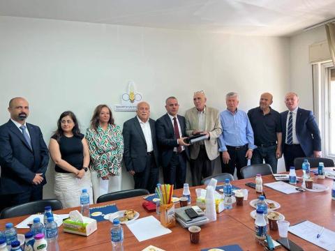 نائب رئيس اتحاد الغرف التجارية الفلسطينية يستلم أمانة سر المجلس التنسيقي