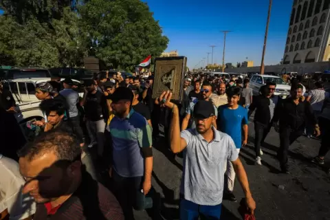 بغداد شهدت مظاهرات حاشدة خارج مقر السفارة السويدية بعد حادثة ستوكهولم (رويترز).webp
