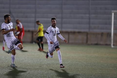 لاعب السواحرة محمد زيدان يحتفل بتسجيل هدف الفوز لفريقه في شباك شباب الظاهرية.jpg