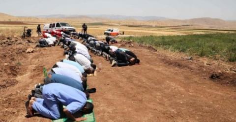 مواطنون يؤدون صلاة الجمعة فوق الأراضي المهددة بالاستيلاء عليها في ديراستيا
