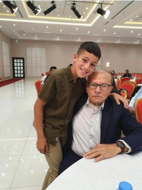 صورة التقطت قبل نحو ساعتين من وفاة اللواء أبو بكر مع أحد أبناء الأسرى خلال حفل معايدة نظم لهم في رام الله