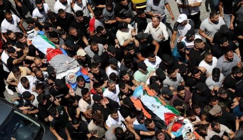 آلاف الفلسطينيين يشيعون جثماني الرفيقين مقبول وشاهين.jpg
