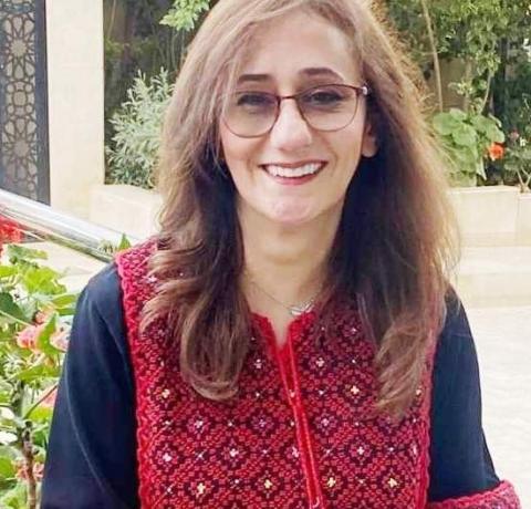 التشكيلية طرب أبو زهرة تروي بالريشة حكاية صمت