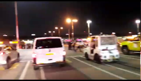 بالفيديو طواقم معززة بمطار بن غوريون لتأمين هبوط طائرة تحطم أحد نوافذها