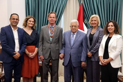 الرئيس يقلد سفير الاتحاد الأوروبي نجمة القدس من وسام القدس 1.jpg