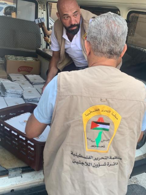 دائرة شؤون اللاجئين وسفارة فلسطين في بلبنان توزعان وجبات غذائية على النازحين من مخيم عين الحلوة