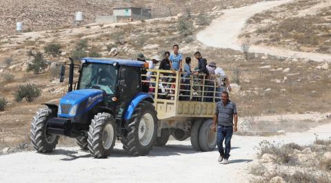 الجرار الزراعي وسيلة النقل الوحيدة المتاحة لسكان مسافر يطا بعد منعهم من قبل الاحتلال استخدام المركبات.jpg