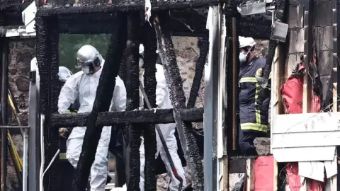 إجلاء جثة عثر عليها في النزل السياحي المحترق في فينزنايم شرق فرنسا، 9 آب-أغسطس 2023. - أ ف ب.webp