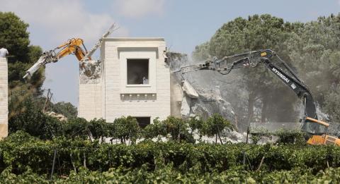الاحتلال يهدم منزل المواطن بدر سلطان، في منطقة البويرة شرق مدينة الخليل، ويعتدي على عائلته بالضرب.jpg