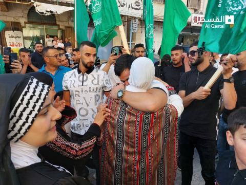 لقاء المحرر أحمد البكري بوالدته بعد اعتقال استمر 8 سنوات.jpg