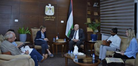 وزير العمل ونائب المنسق الخاص لعملية السلام في الشرق الأوسط يبحثان آليات التعاون المشترك