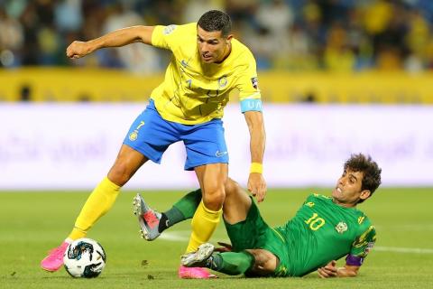 النجم البرتغالي المخضرم كريستيانو رونالدو يتلاعب بالكرة خلال مباراة فريقه النصر السعودي مع الشرطة العراقي (تصوير- أ ف ب).jpg