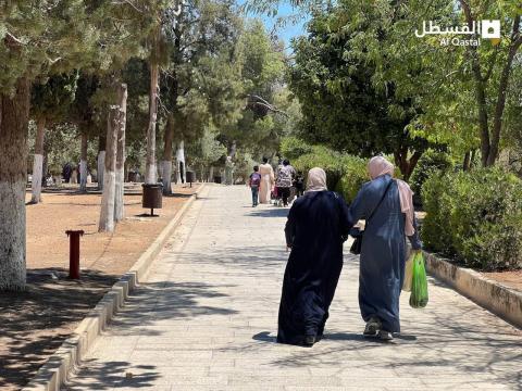توافد الأهالي لأداء صلاة الظهر في المسجد الأقصى المبارك.jpg