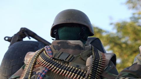 عضو في القوة الإقليمية للإيكواس في بانجول في غامبيا، 22 كانون الثاني 2017. (رويترز).jpeg
