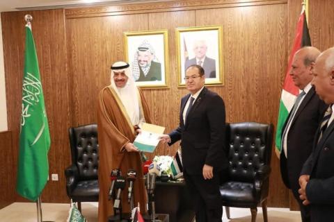 الخالدي يتسلم نسخة من أوراق اعتماد نايف السديري سفيرا مفوضا وفوق العادة للسعودية غير مقيم لدى فلسطين وقنصلا عاما للمملكة في القدس.jpg