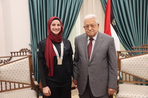 الرئيس محمود عباس، يستقبل اللاعبتين فالاري ترزي، وحلا القاضي، اللتين حصلتا على ميدليات ذهبية وفضية في دورة الألعاب العربية في الجزائر7.jpg