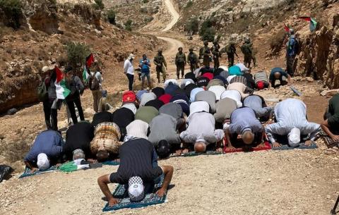مواطنون يؤدون صلاة الجمعة فوق الأراضي المهددة بالاستيلاء غرب سلفيت.jpg