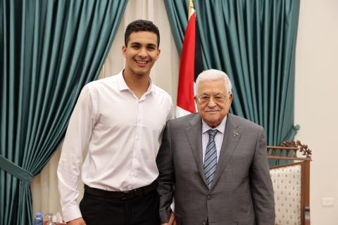 الرئيس يستقبل السبّاح يزن البوّاب.JPG