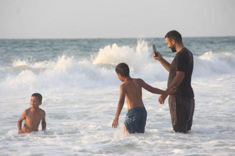 صطياف المواطنين على شاطئ البحر بالمحافظة الوسطى خلال الإجازة الأسبوعية.jpg