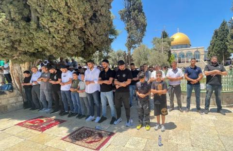 عشرات الآلاف يؤدون صلاة الجمعة في المسجد الأقصى.jpg