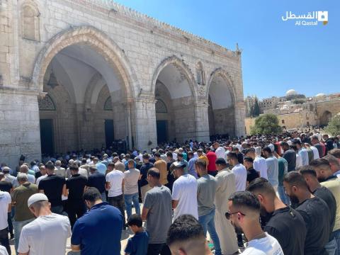 عشرات الآلاف يؤدون صلاة الجمعة في المسجد الأقصى1.jpg