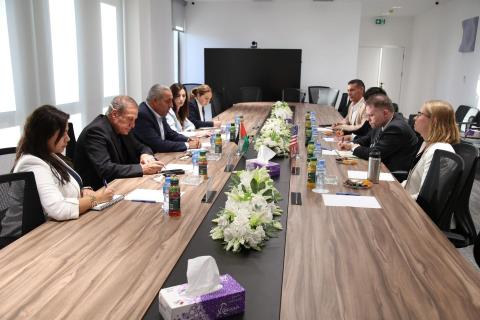 الشيخ يطالب واشنطن بالضغط على الحكومة الاسرائيلية لوقف الاجراءات الاحادية كافة