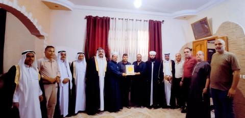 قاضي قضاة فلسطين الدكتور محمود الهباش يكرم الأمين العام للتجمع الفلسطيني للوطن و الشتات.jpg