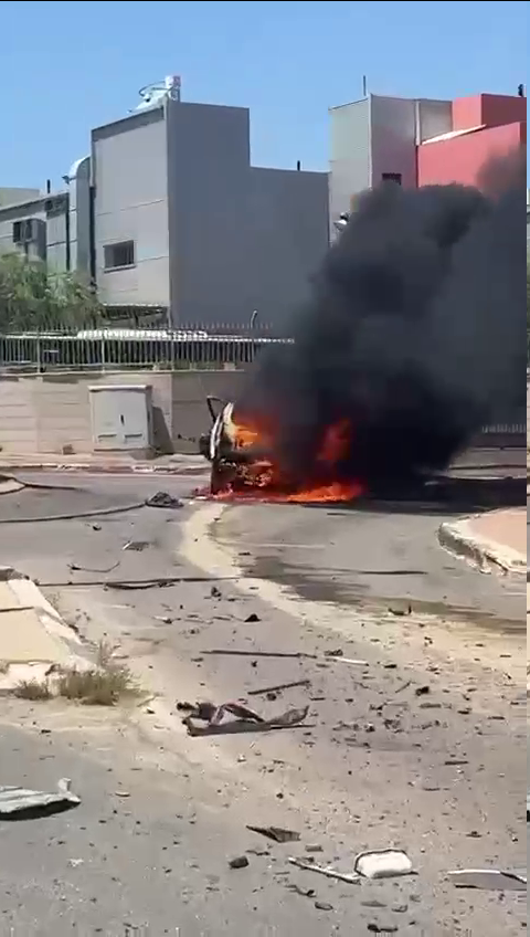 بالفيديو اصابة خطيرة بانفجار سيارة في الرملة