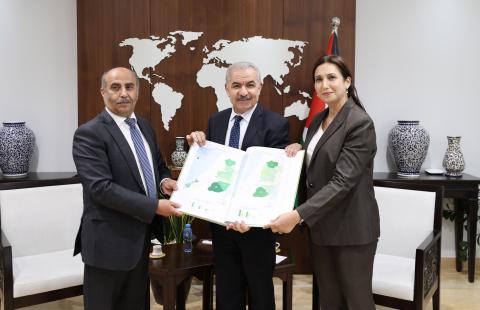 رئيس الوزراء يتسلم الأطلس الإحصائي الزراعي لفلسطين 2021