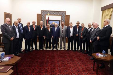 الرئيس محمود عباس يكرم المحافظين المحالين للتقاعد اليوم في رام الله.jpg