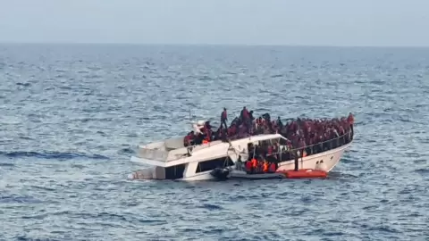 صورة وزعها الجيش اللبناني في 31 كانون الاول- ديسمبر 2022 تظهر مركبا لمهاجرين يغرق في مياه المتوسط قبالة الساحل الشمالي للبنان - اف ب.webp