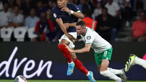 مهاجم منتخب فرنسا كيليان مبابي (يسار) في صراع على الكرة مع الايرلندي الن براون خلال لقاء المنتخبين في تصفيات كأس اوروبا 2024. 7 ايلول-سبتمبر 2023   ان كريستين بوجولا / ا ف ب