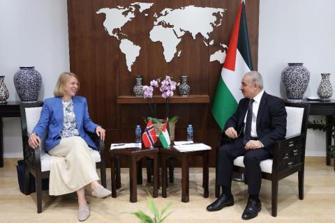 اشتية خلال لقائه وزيرة خارجية النرويج أنكين هويتفيلدت.jfif
