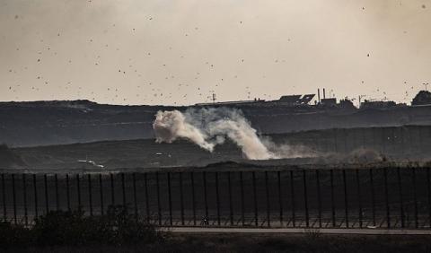 خلال قصف الاحتلال في غزة (Getty Images).jpg