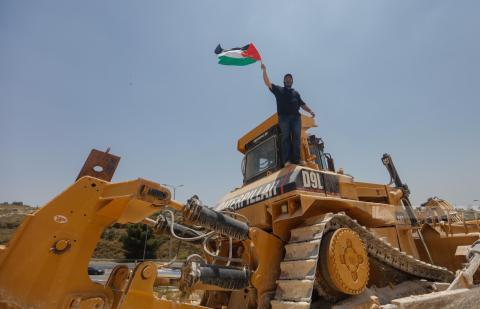 اهالي قرية صفا غرب رام الله يمنعون جرافات الاحتلال من العمل في أراضيهم لبناء منطقة صناعية.jpg