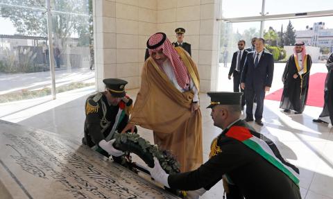 سفير السعودية يضع إكليلا من الزهور على ضريح الشهيد عرفات.jpg